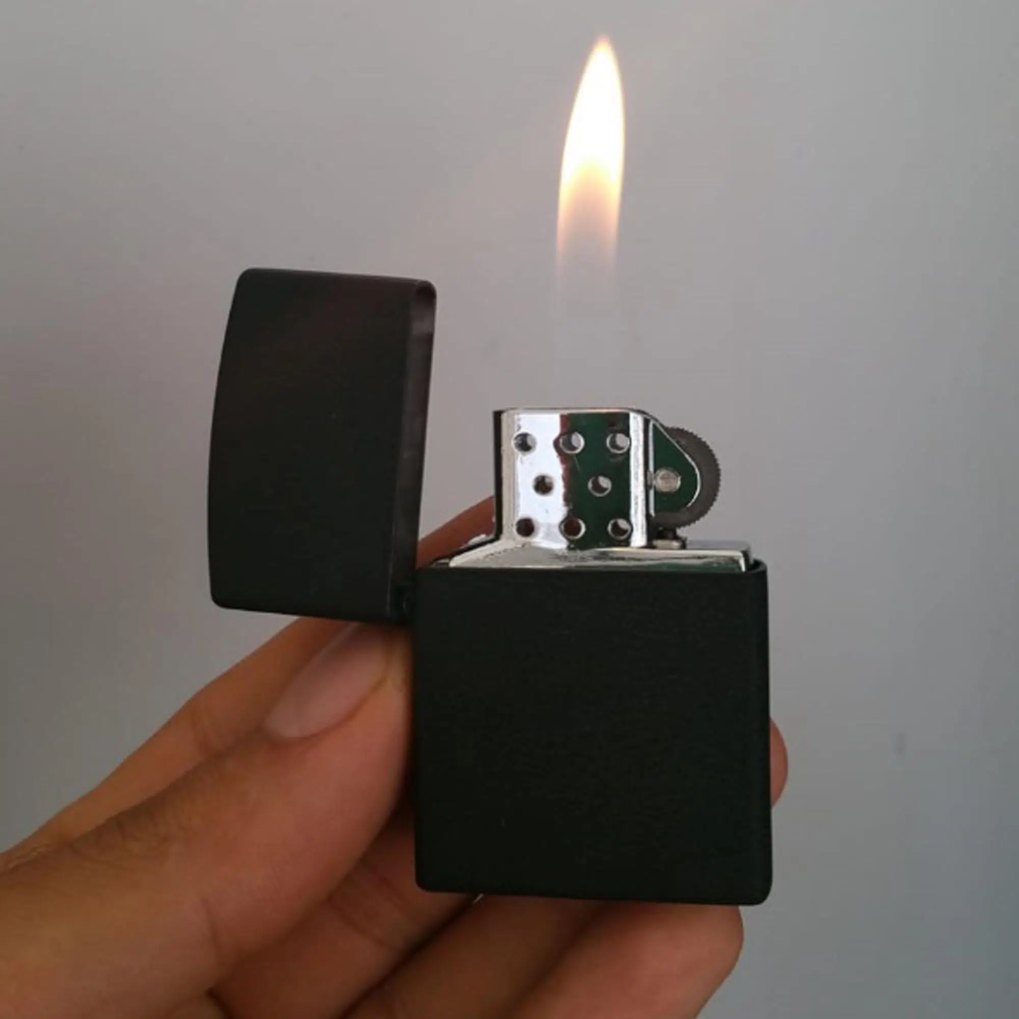 Gazlı Metal Kapaklı Çakmak - Siyah